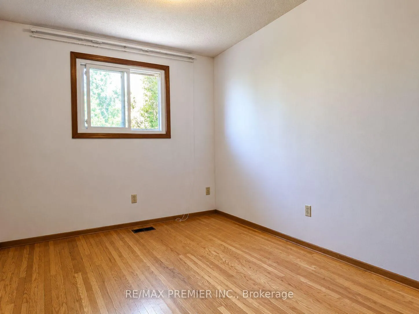 Photo 12 of 253 Solomon Crescent, Hamilton, Trenholme — HOMEH