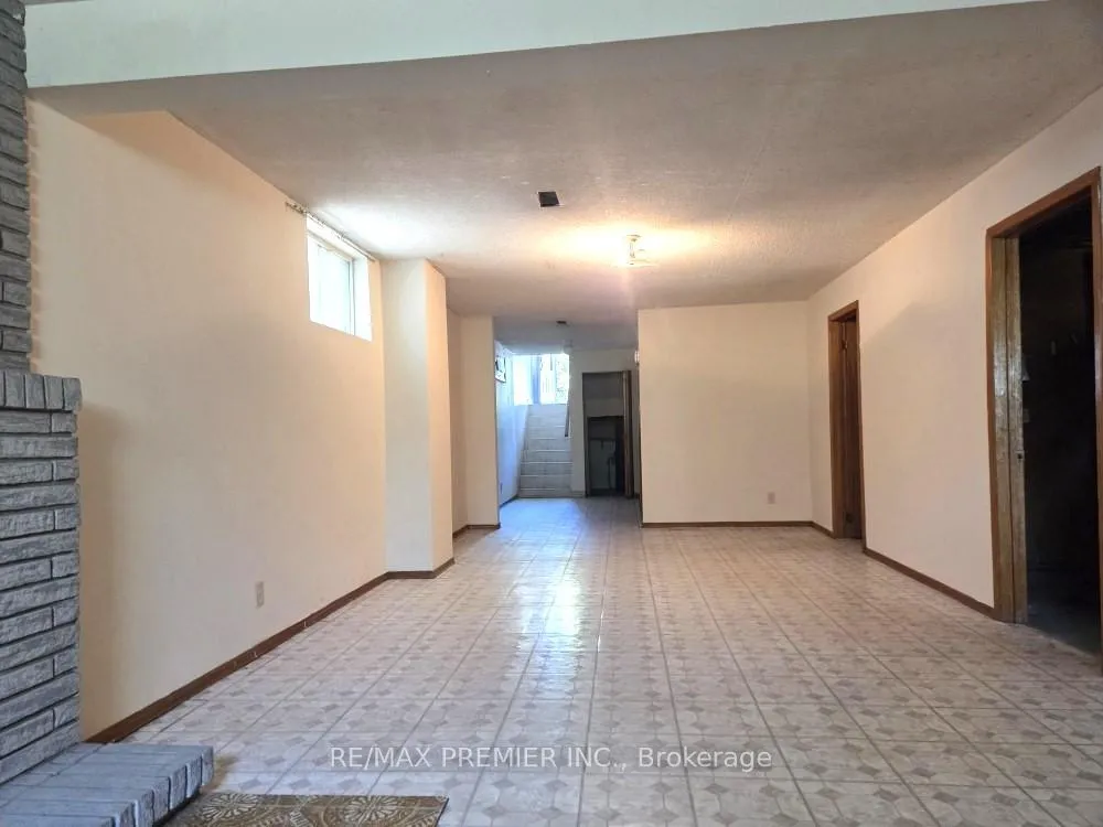 Photo 14 of 253 Solomon Crescent, Hamilton, Trenholme — HOMEH