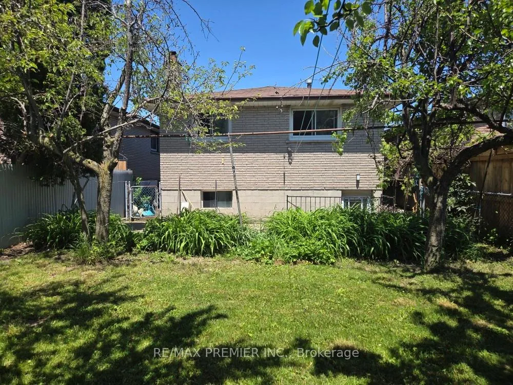 Photo 16 of 253 Solomon Crescent, Hamilton, Trenholme — HOMEH