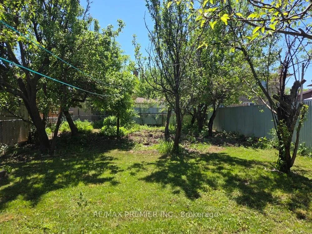 Photo 17 of 253 Solomon Crescent, Hamilton, Trenholme — HOMEH