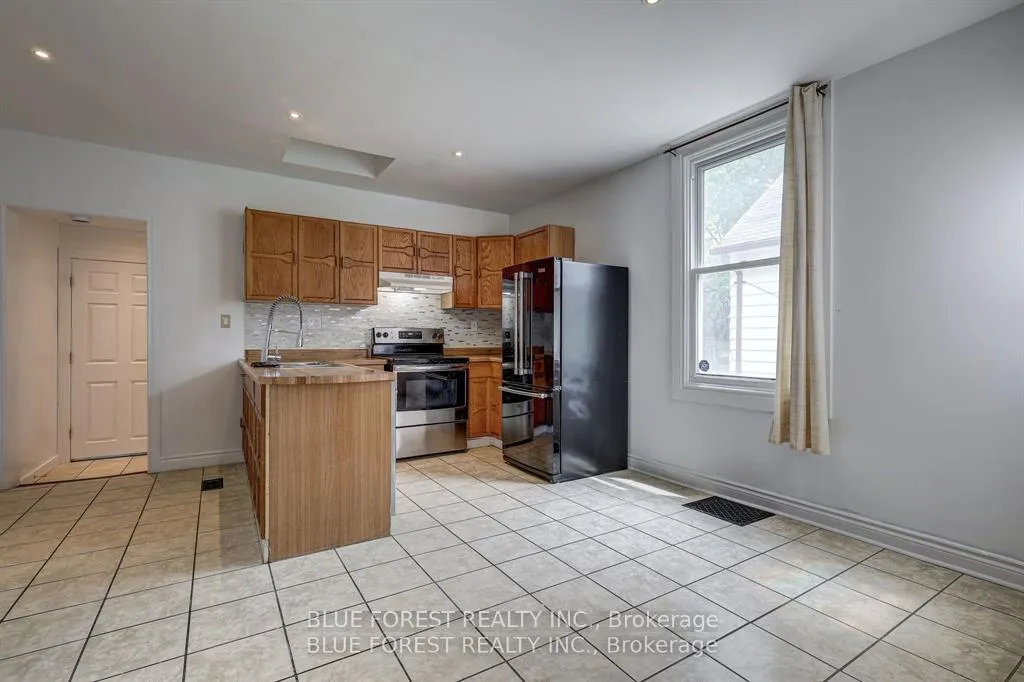 Photo 14 of 36 Adelaide Street S, London, South I — HOMEH