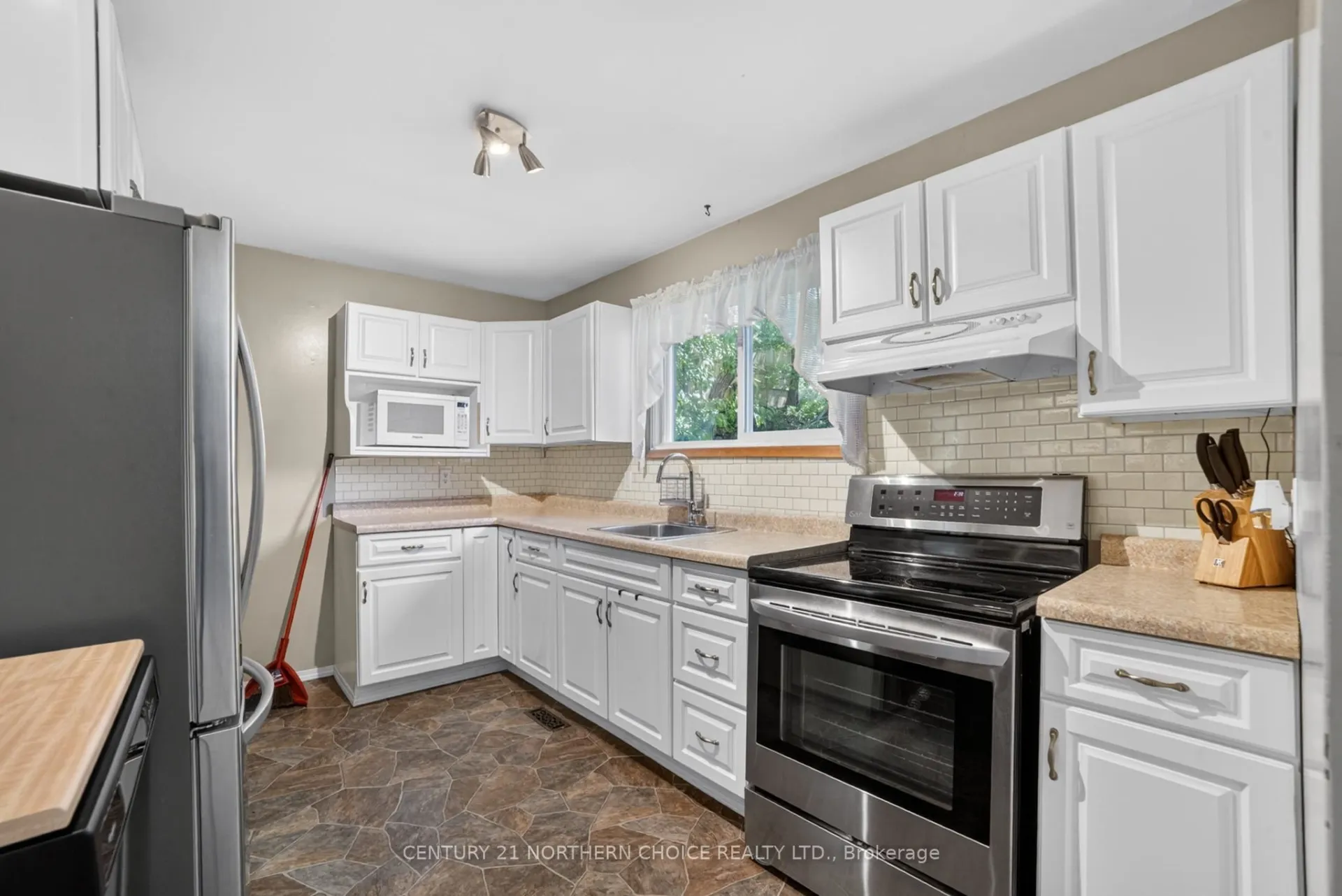 Photo 10 of 306 Fourth Street North, Kenora, North End — HOMEH