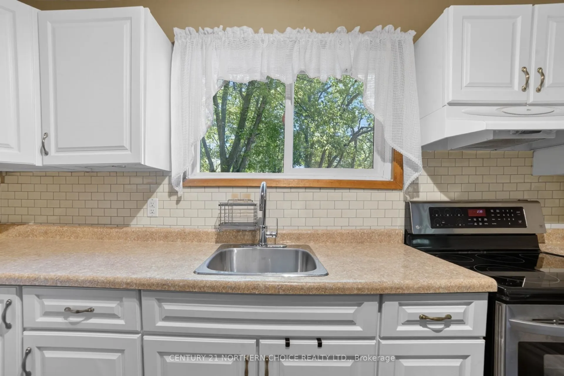 Photo 12 of 306 Fourth Street North, Kenora, North End — HOMEH