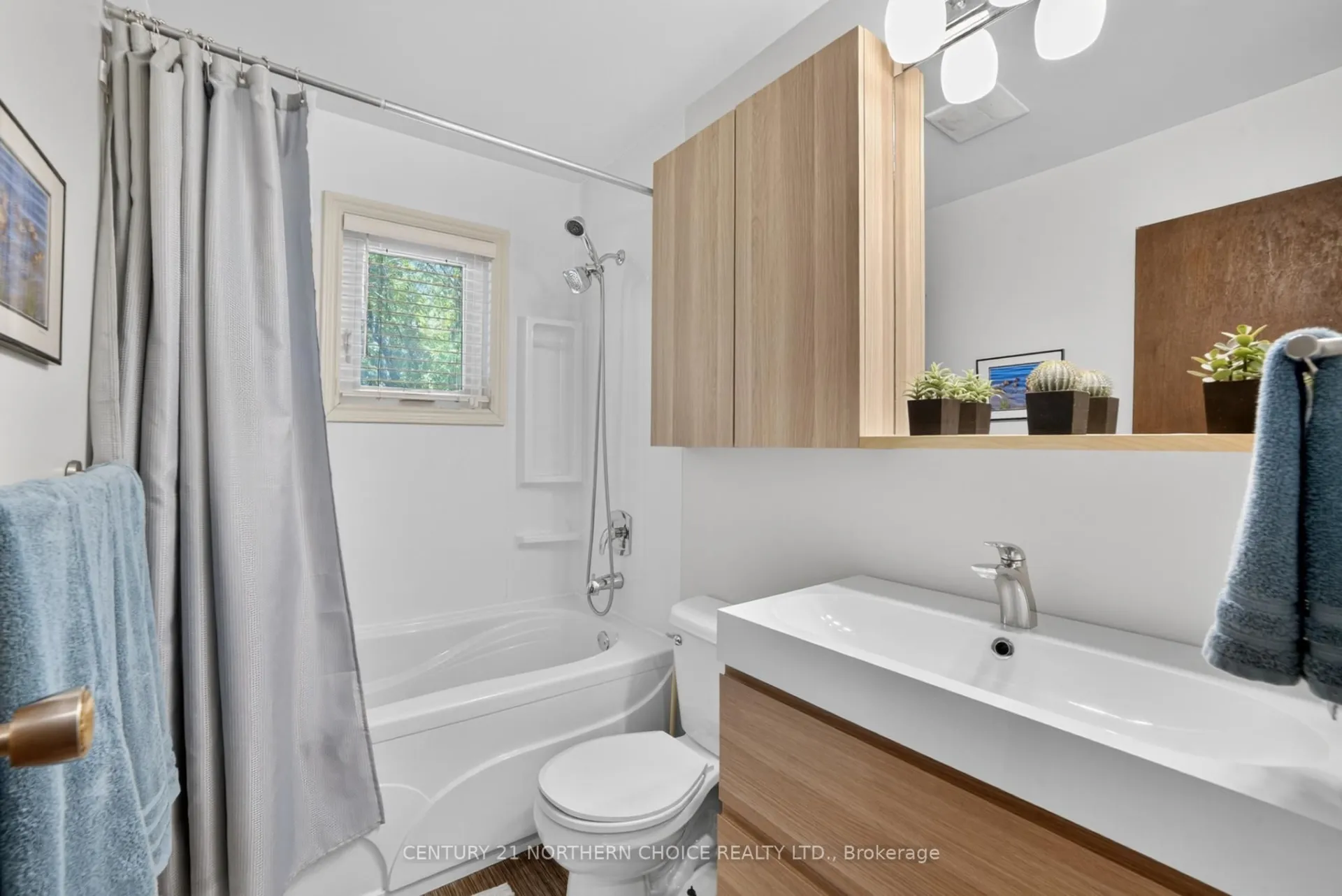 Photo 16 of 306 Fourth Street North, Kenora, North End — HOMEH