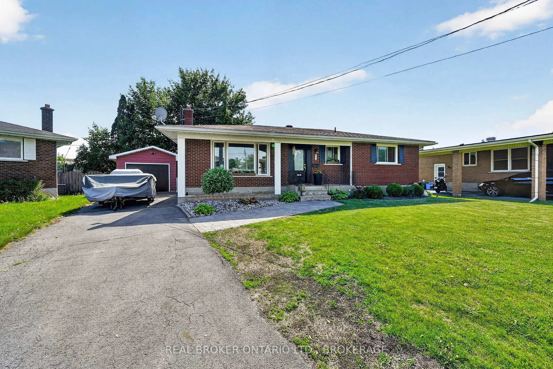 Photo 2 of 821 Haldimand Crescent, Cornwall — HOMEH