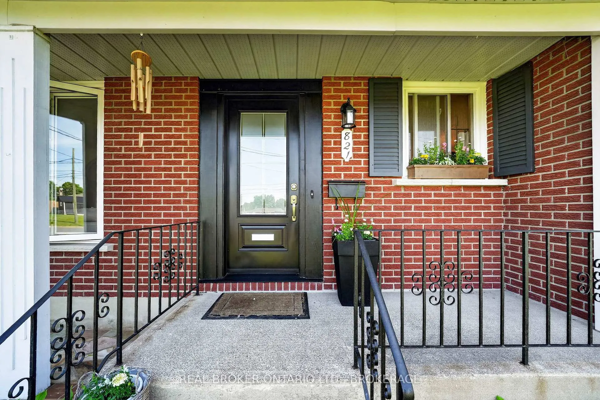 Photo 3 of 821 Haldimand Crescent, Cornwall — HOMEH