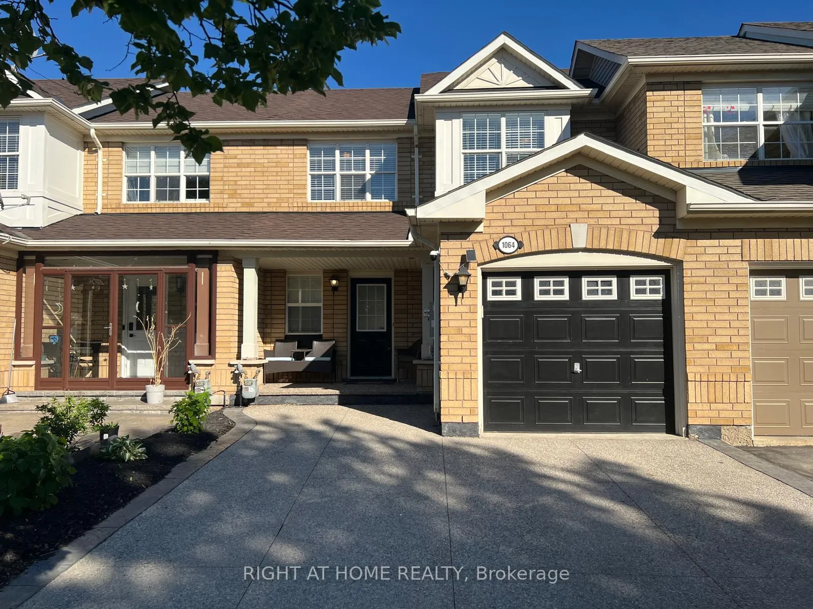Front of 1064 Barclay Circle