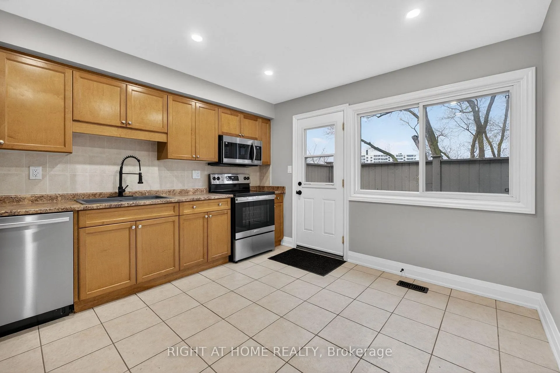 Photo 7 of 65 Woodman Drive S, Hamilton, Corman — HOMEH