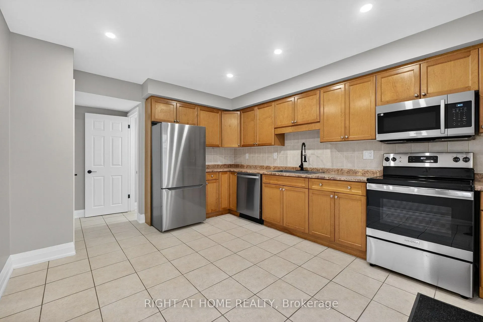 Photo 9 of 65 Woodman Drive S, Hamilton, Corman — HOMEH
