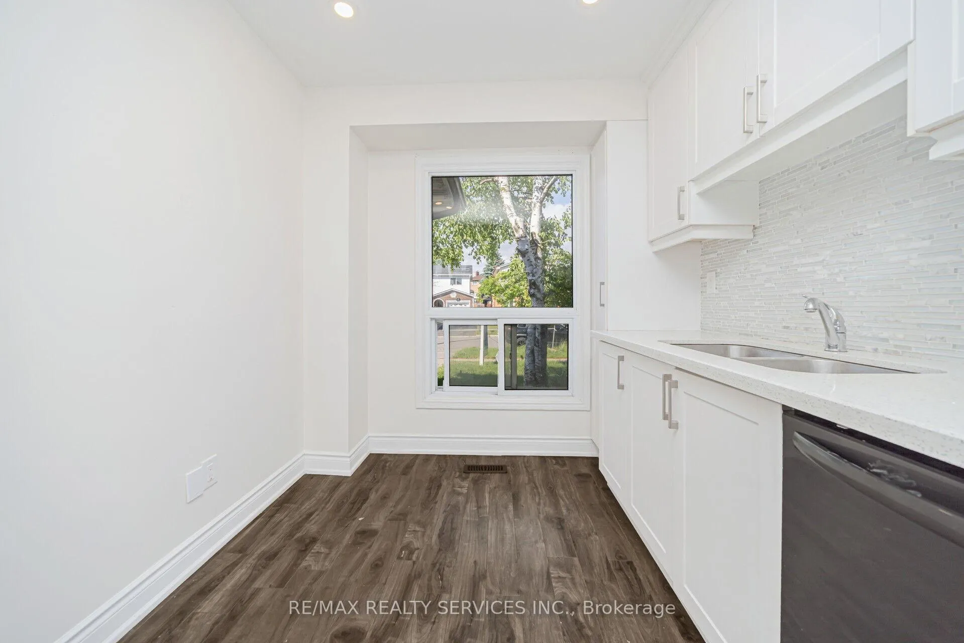 Photo 8 of 120 simmons Boulevard, Brampton, Madoc — HOMEH