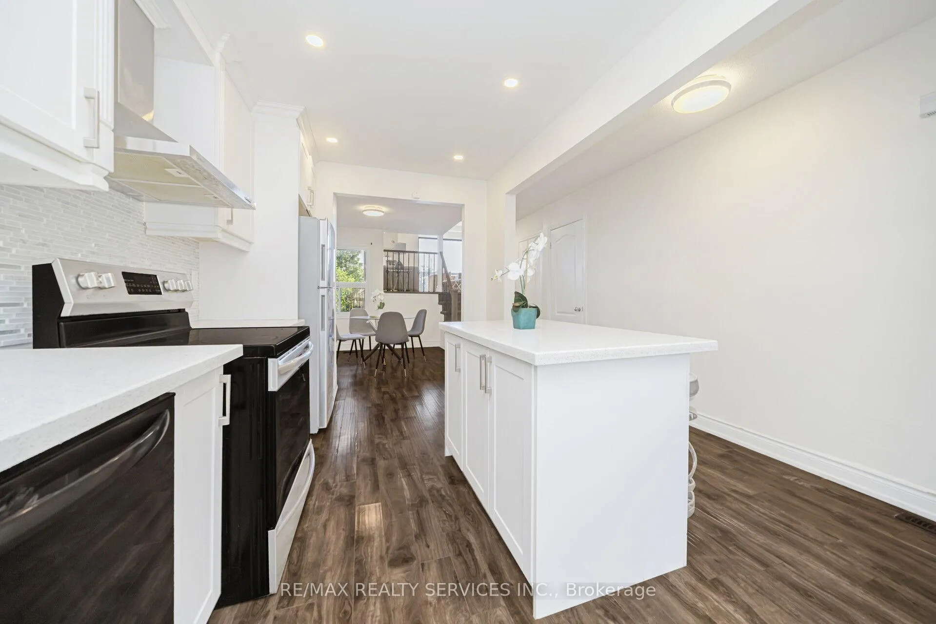 Photo 10 of 120 simmons Boulevard, Brampton, Madoc — HOMEH