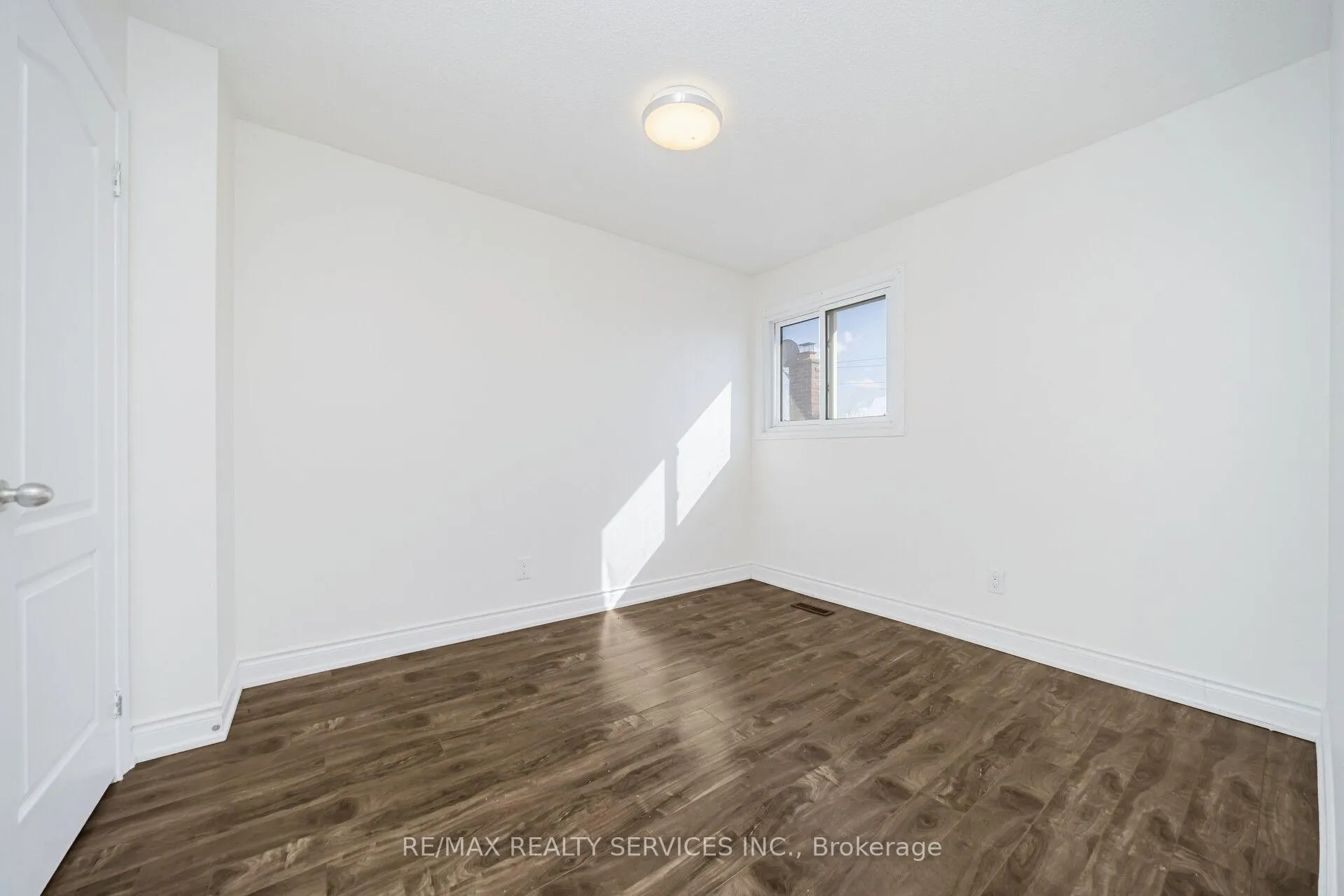 Photo 24 of 120 simmons Boulevard, Brampton, Madoc — HOMEH