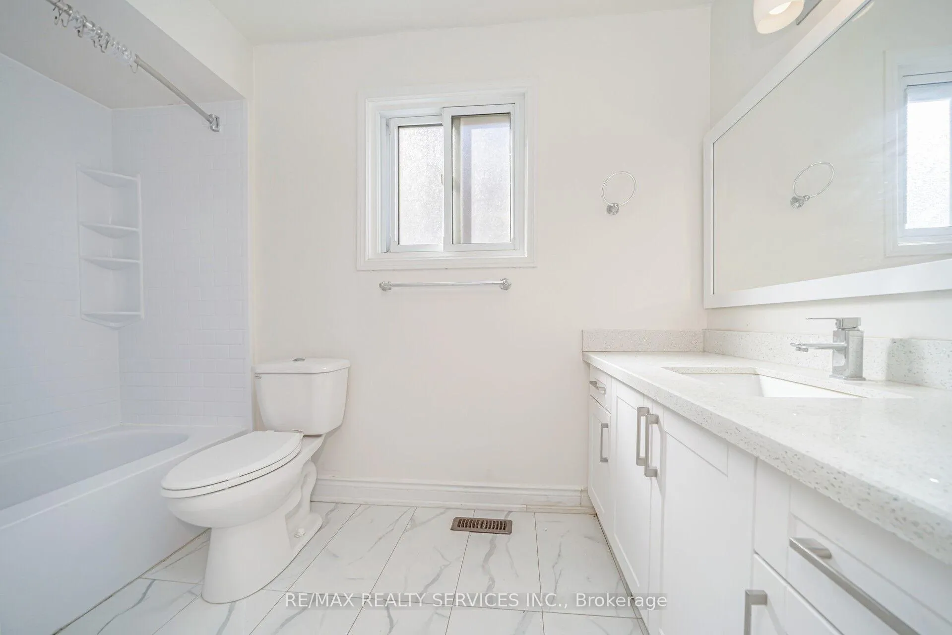 Photo 26 of 120 simmons Boulevard, Brampton, Madoc — HOMEH