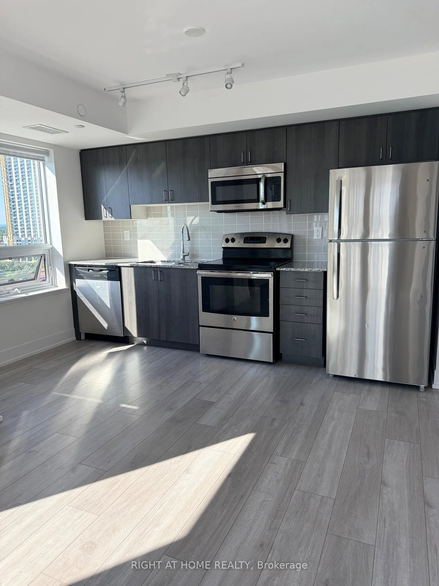 Photo 4 of Unit 1009, 1215 Bayly Street, Pickering, Bay Ridges — HOMEH
