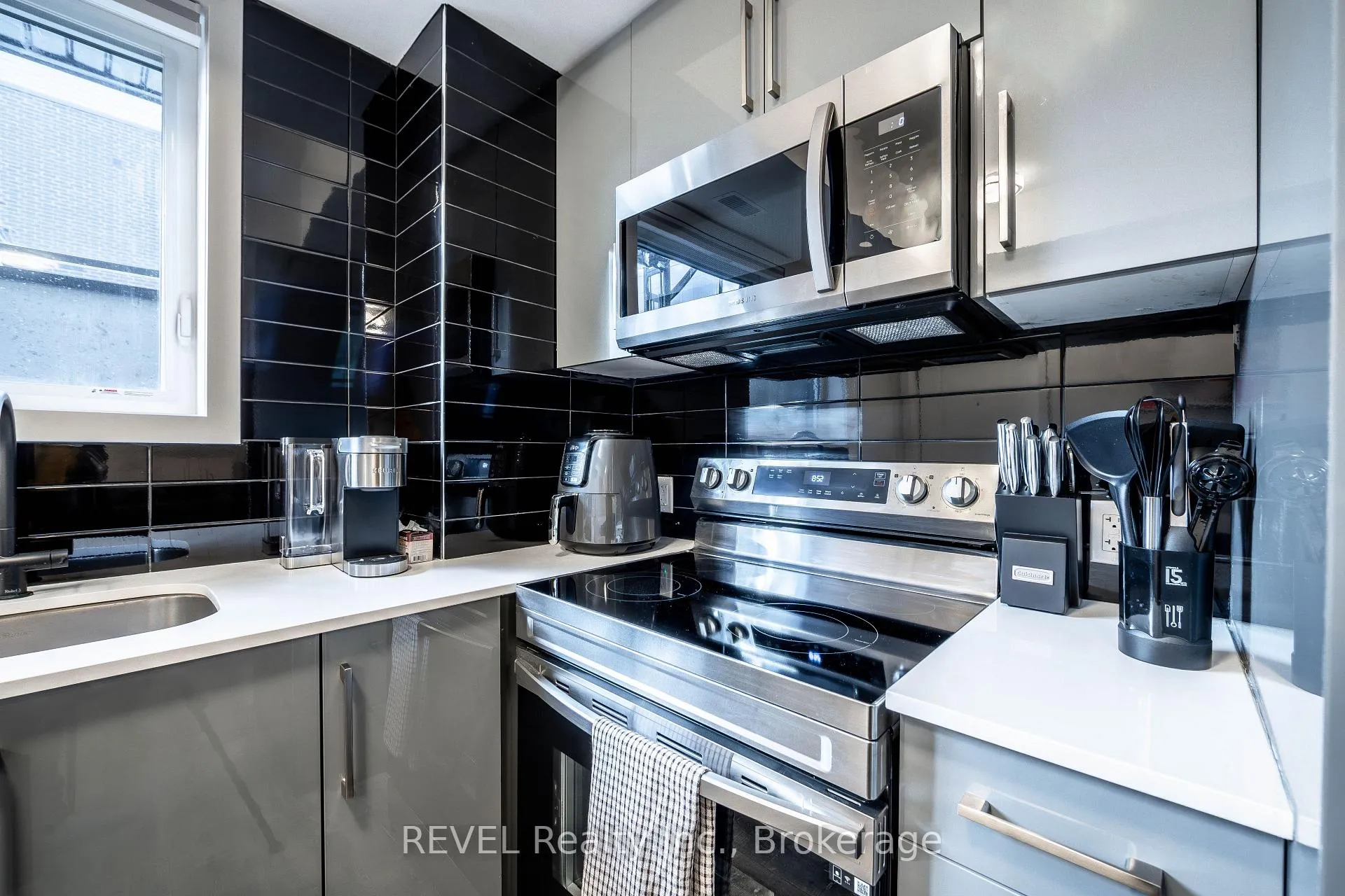 Photo 1 of Unit 114, 6065 Mcleod Road, Niagara Falls, Arad/Fallsview — HOMEH