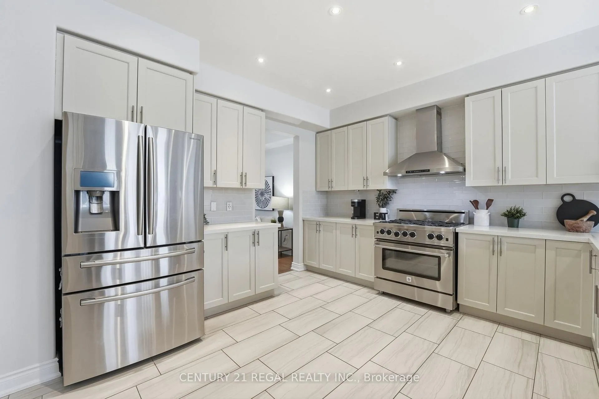 Photo 3 of 28 Tim Jacobs Drive, Georgina, Keswick South — HOMEH