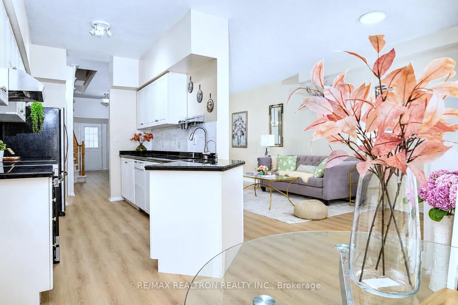 Photo 3 of 11 Zermatt Way, Markham, Unionville — HOMEH