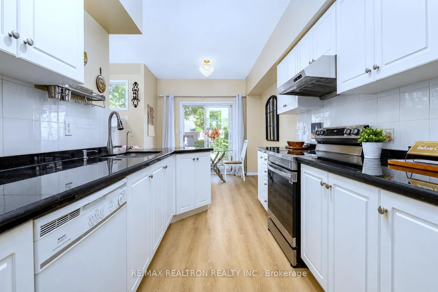 Photo 12 of 11 Zermatt Way, Markham, Unionville — HOMEH