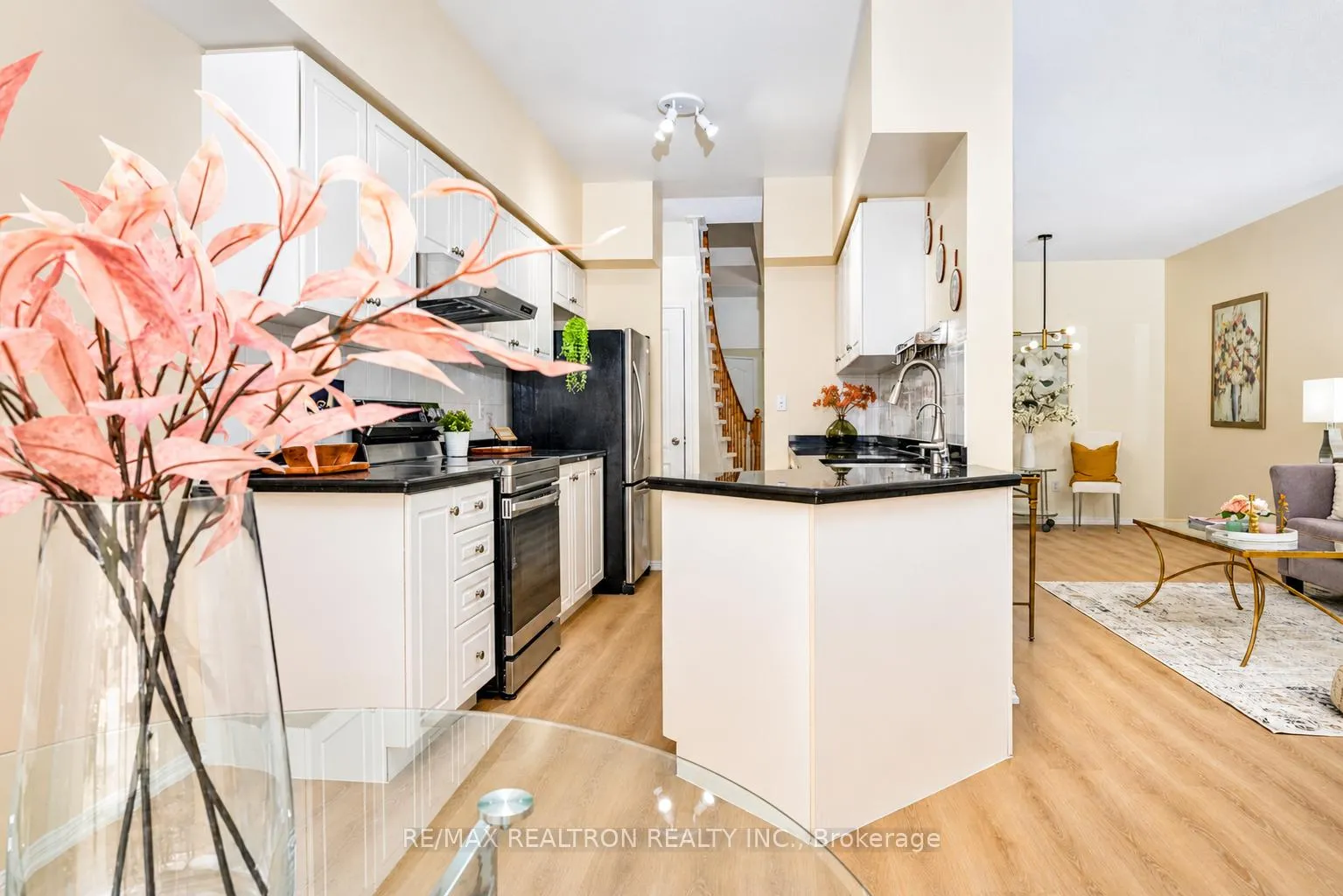 Photo 15 of 11 Zermatt Way, Markham, Unionville — HOMEH