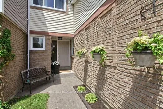 Photo 5 of 64 Durie Lane, Markham, Aileen-Willowbrook — HOMEH