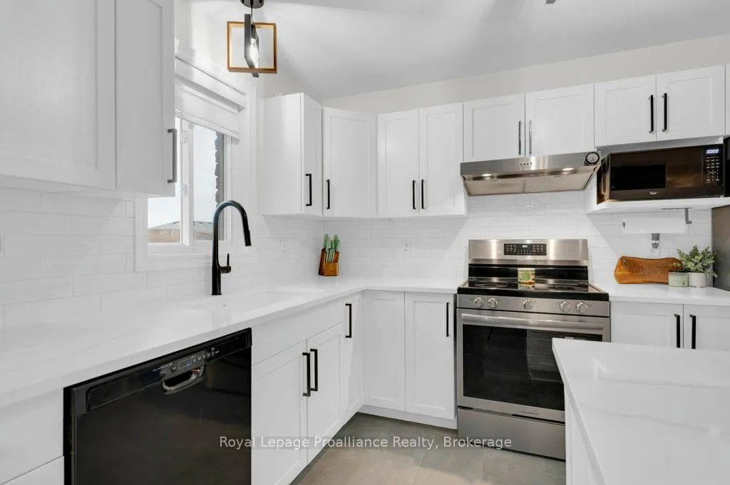 Photo 16 of 35 Ridgeview Lane, Quinte West, Sidney Ward — HOMEH