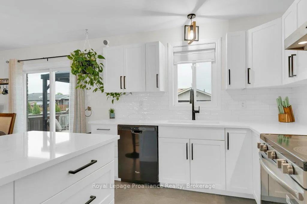 Photo 17 of 35 Ridgeview Lane, Quinte West, Sidney Ward — HOMEH