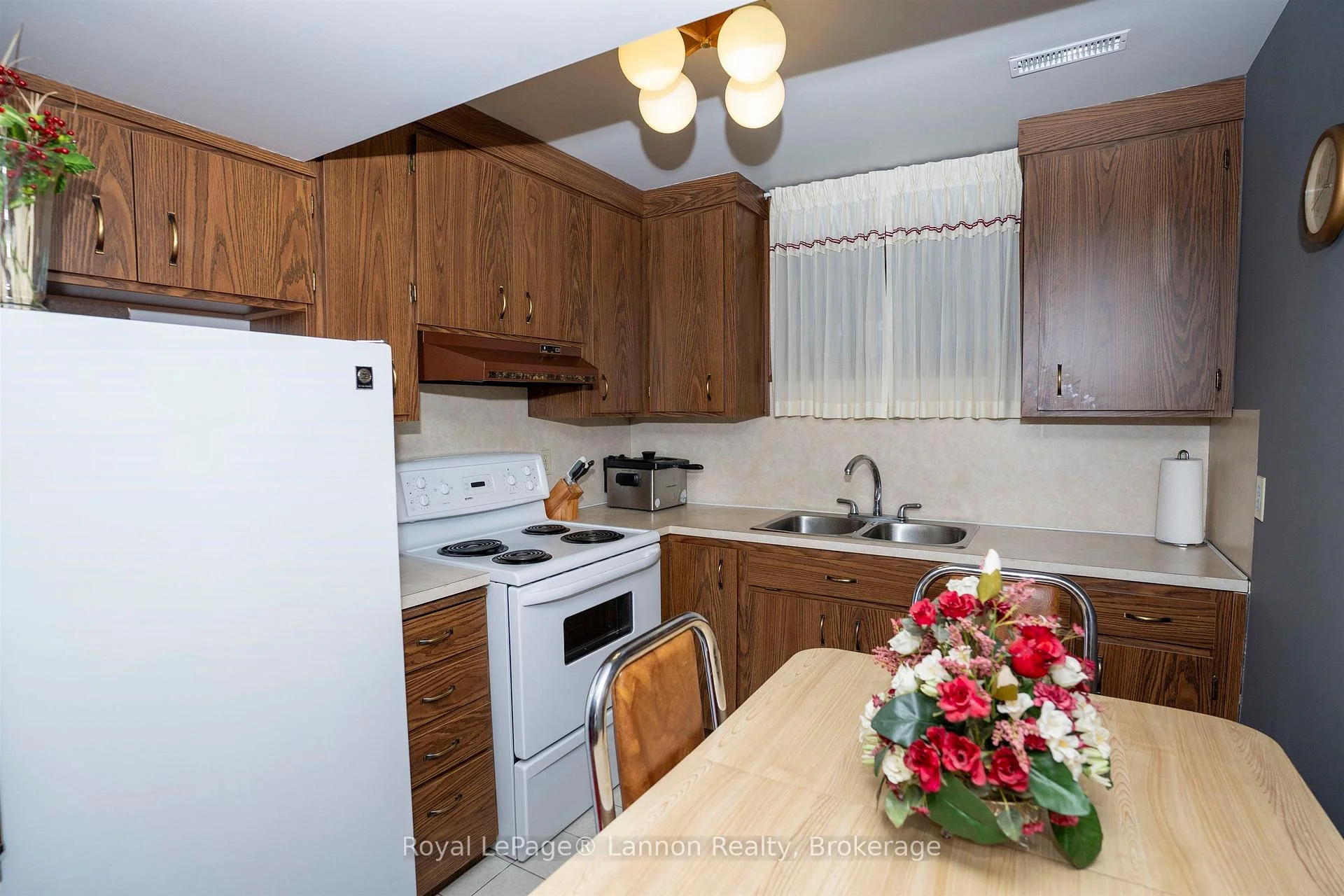 Photo 19 of 149 Masters Street, Thunder Bay, John Street North — HOMEH
