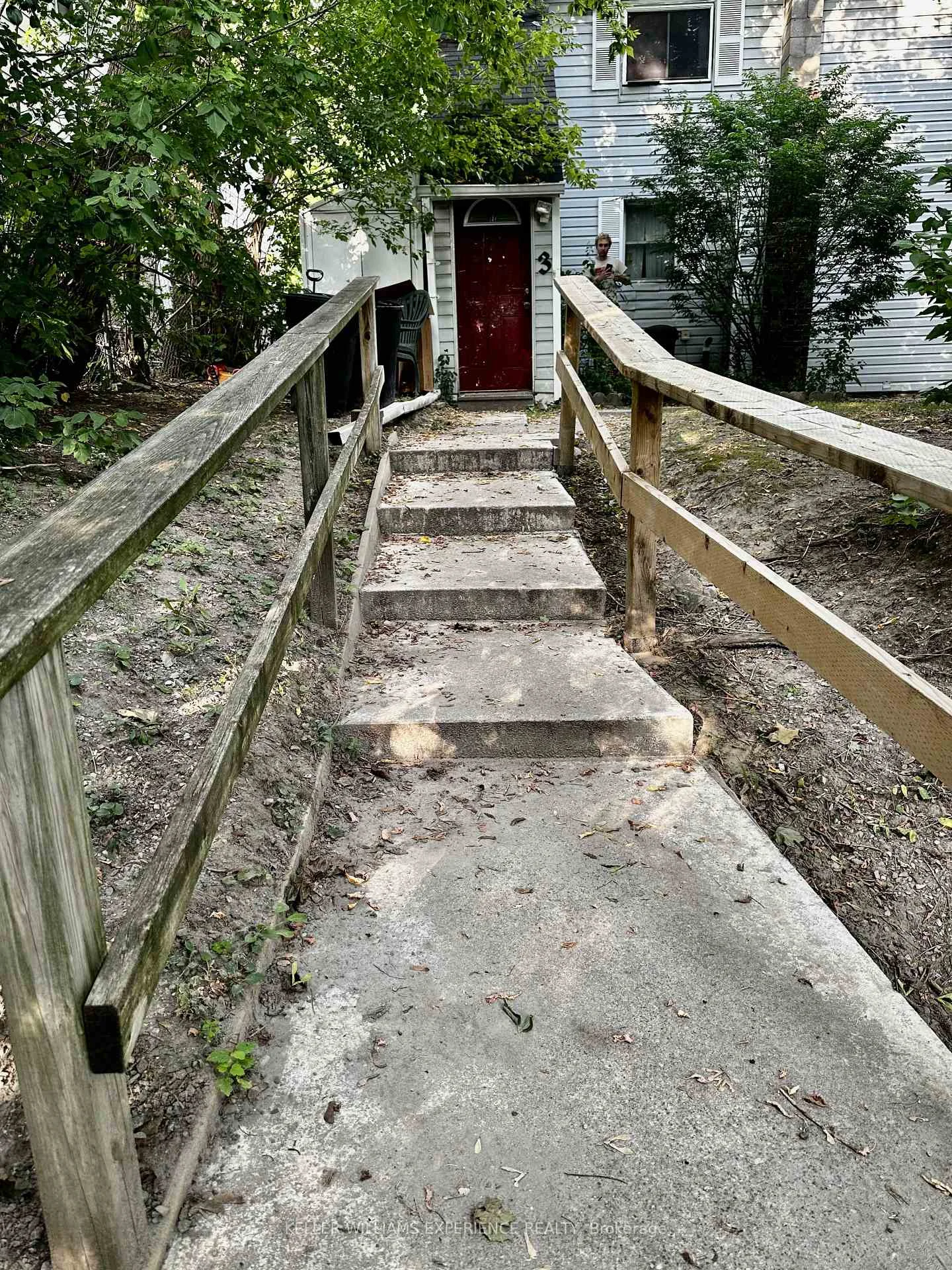 Photo 2 of 116 Maple Avenue, Barrie, Queen's Park — HOMEH