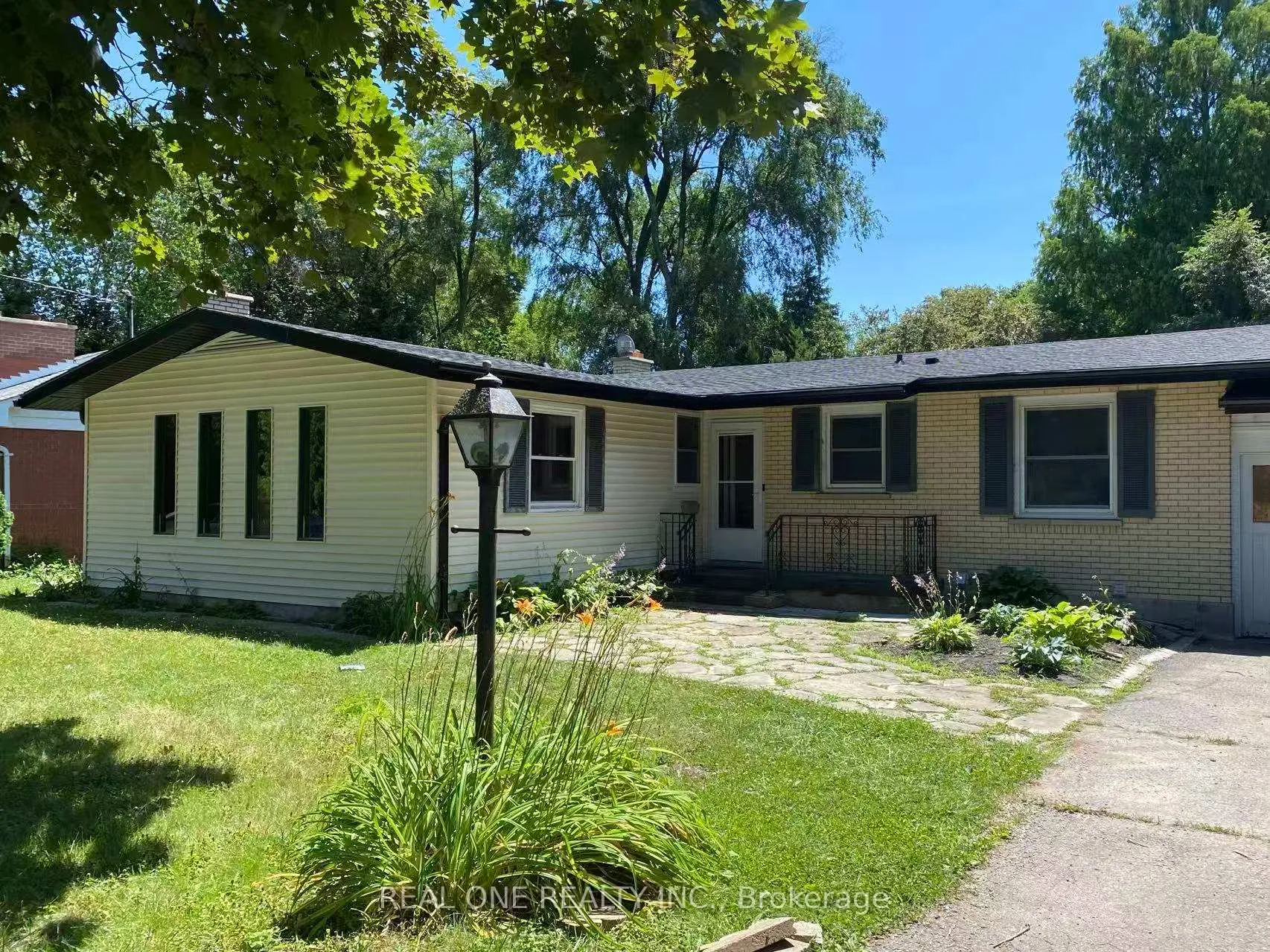 Photo 3 of 566 Middlewoods Drive, London, North J — HOMEH