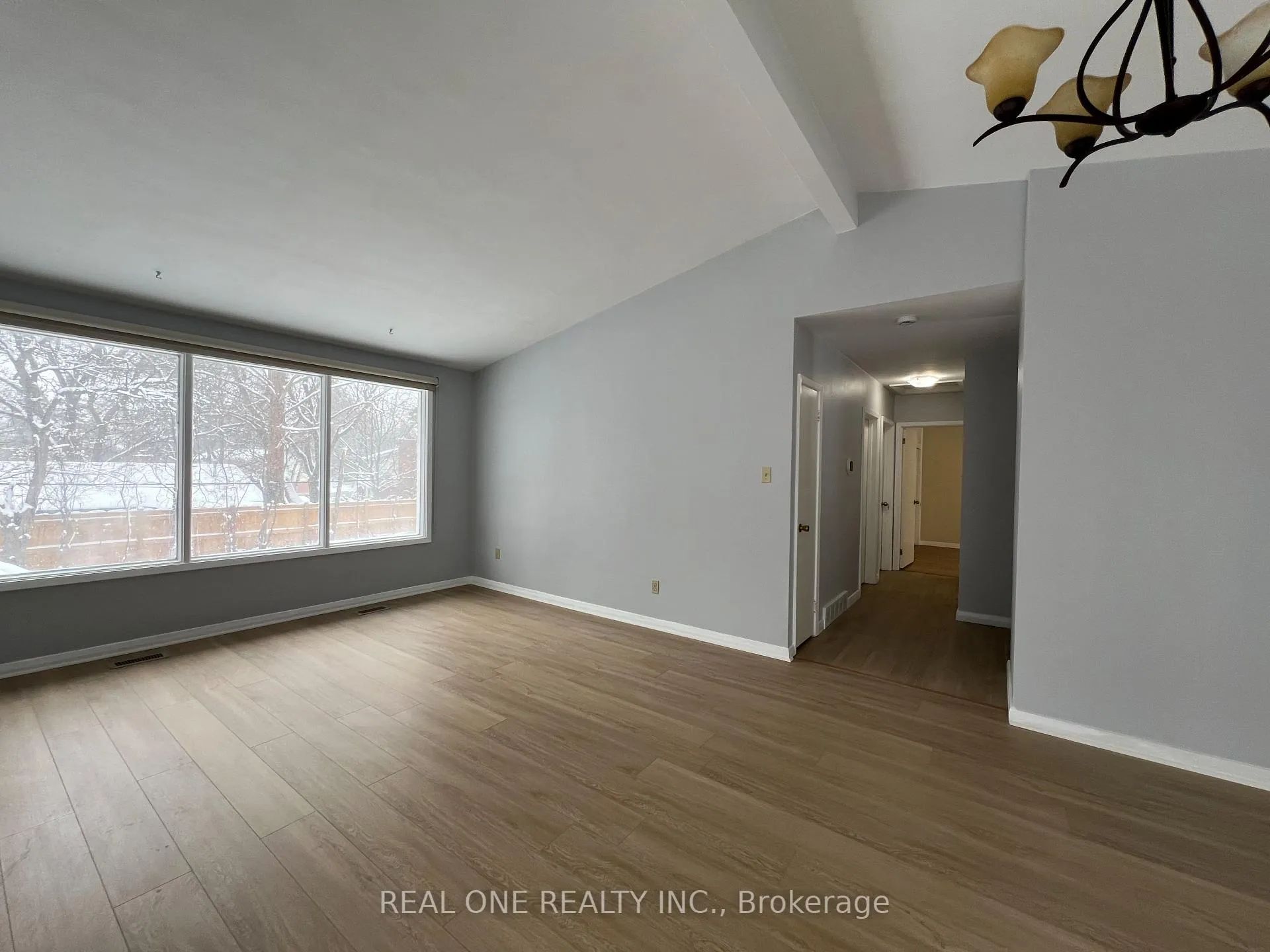 Photo 10 of 566 Middlewoods Drive, London, North J — HOMEH