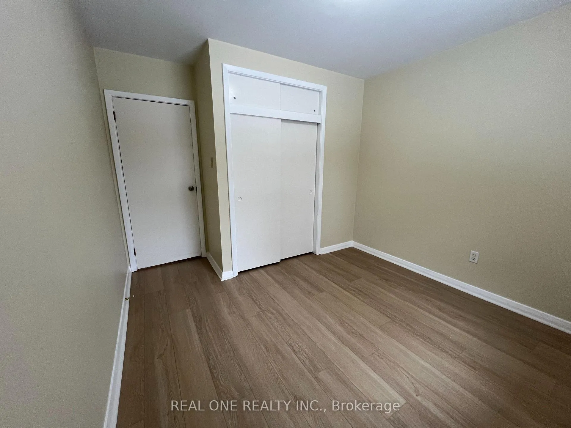 Photo 16 of 566 Middlewoods Drive, London, North J — HOMEH