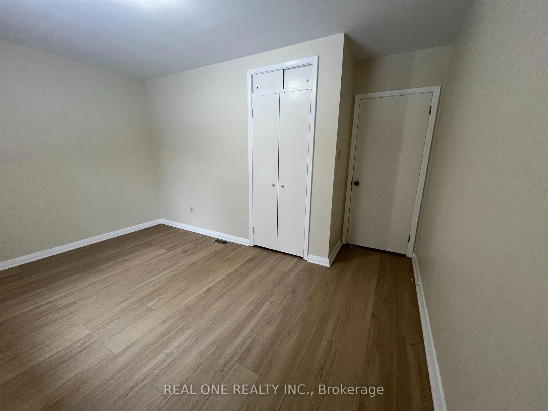 Photo 17 of 566 Middlewoods Drive, London, North J — HOMEH
