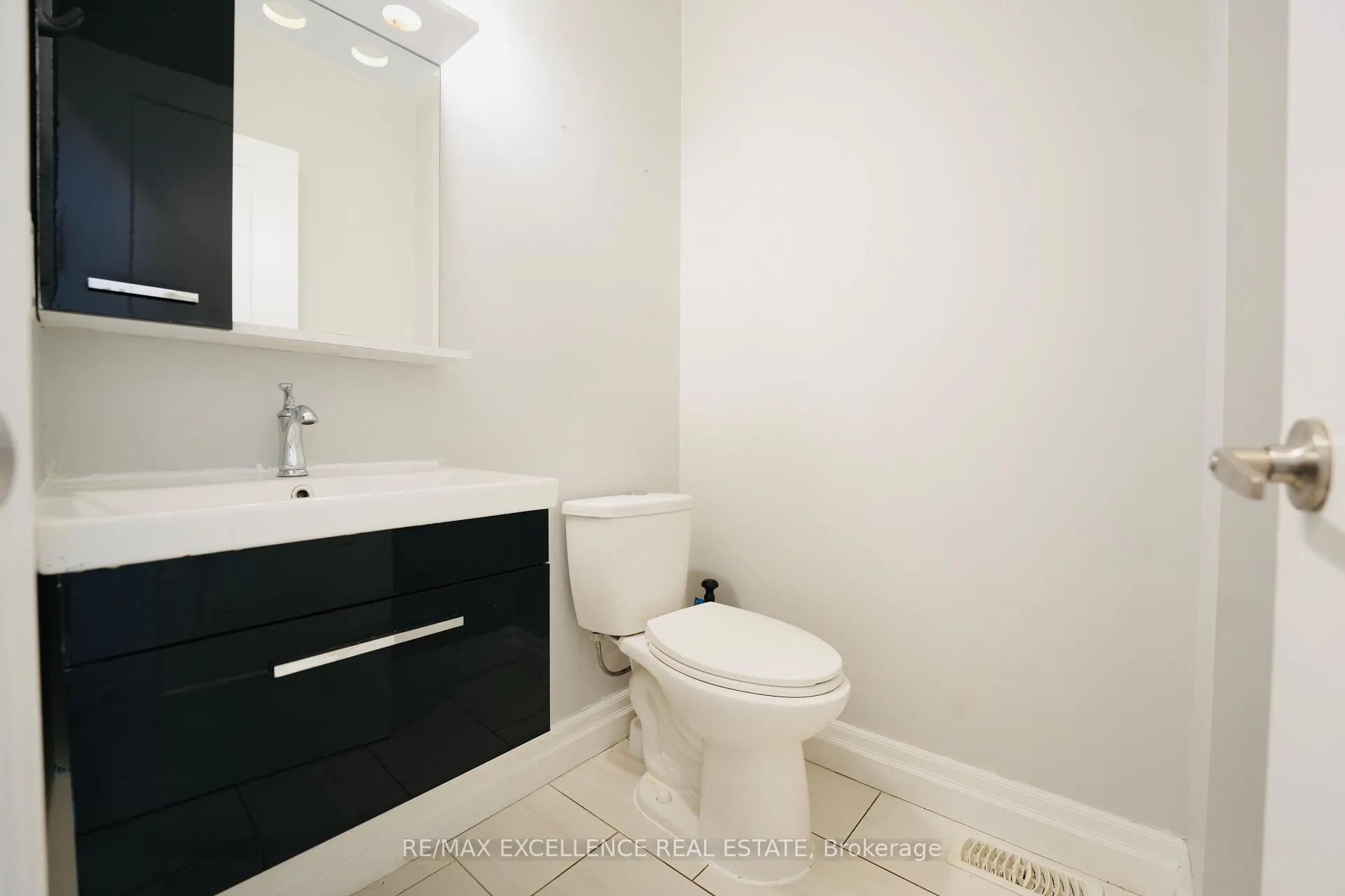 Photo 11 of 3023 Doyle Drive, London, South U — HOMEH
