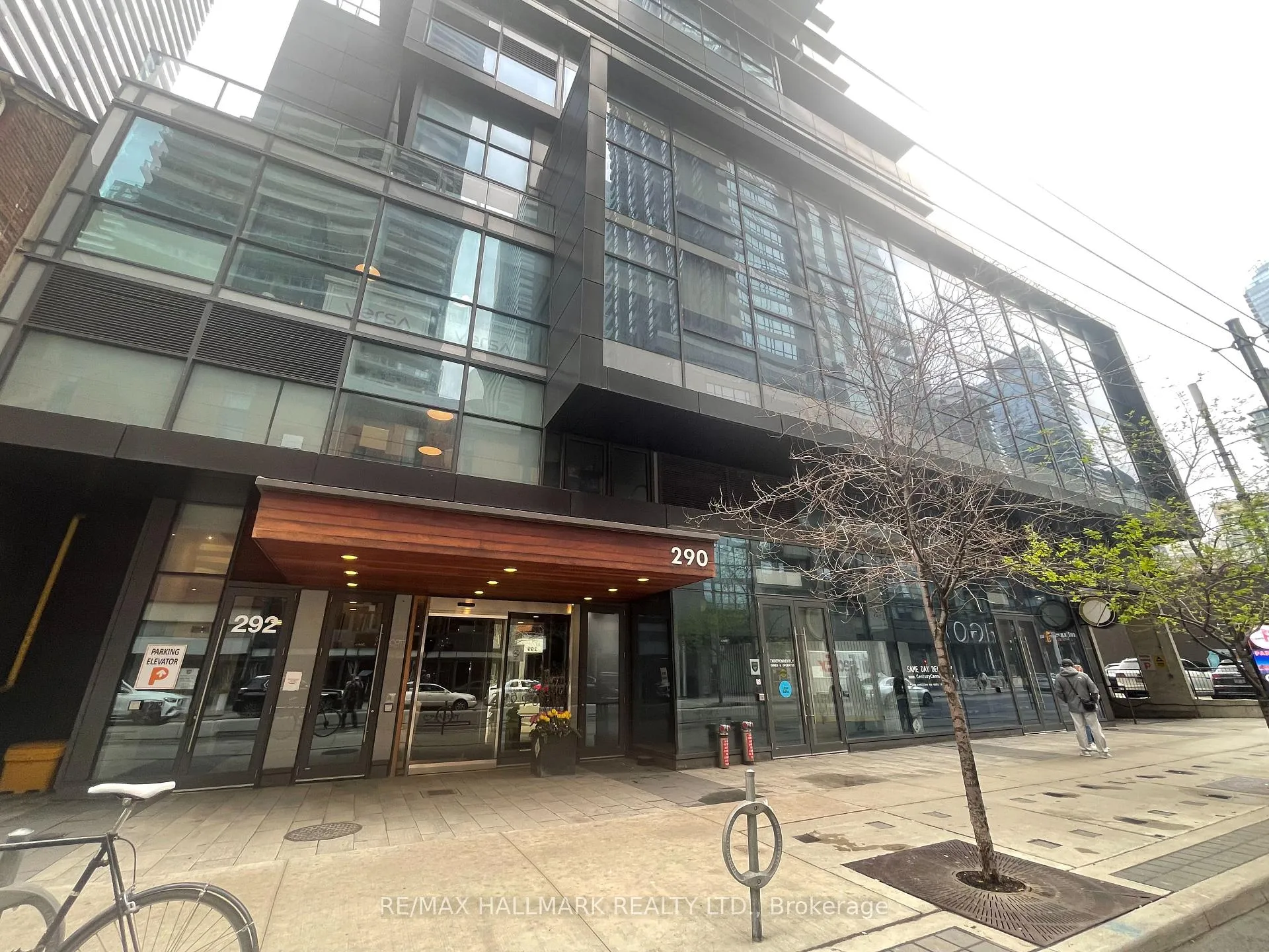 Front of Unit 3509, 290 Adelaide Street W