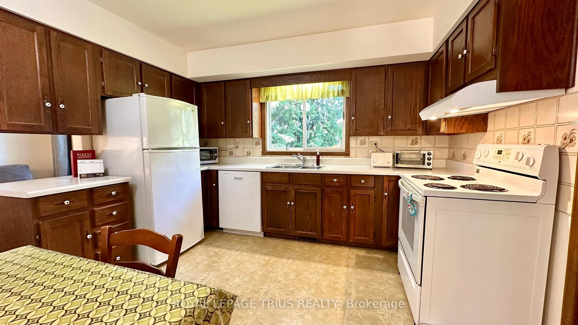 Photo 4 of 63 Lee Avenue, Norfolk, Simcoe — HOMEH