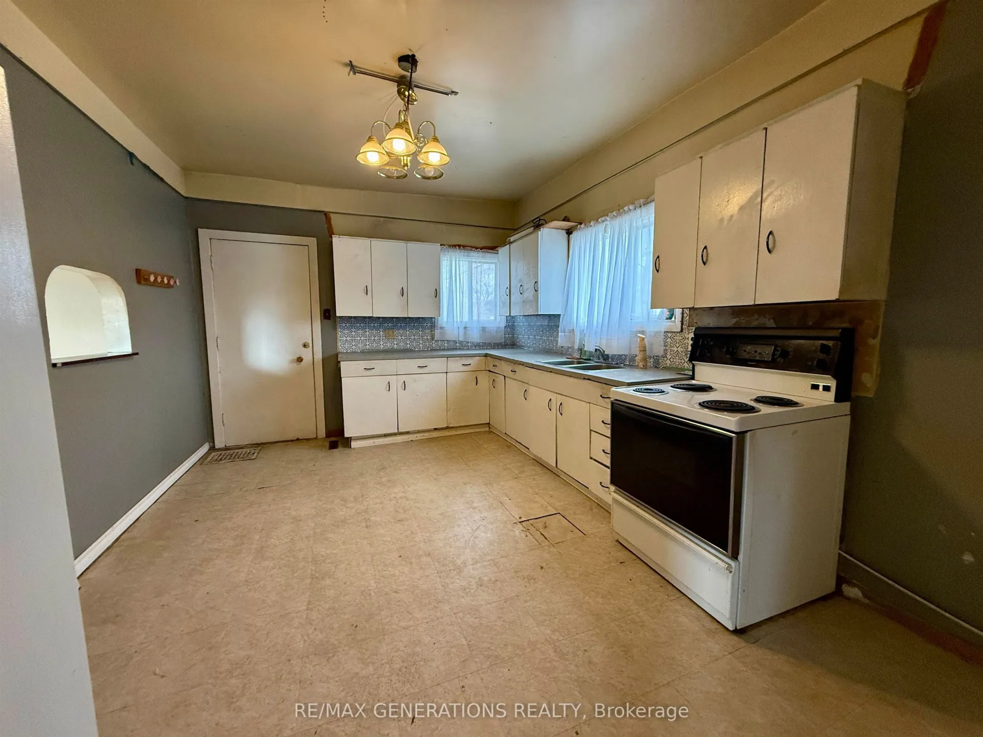 Photo 3 of 135 Norah Street N, Thunder Bay, McKeller Park — HOMEH