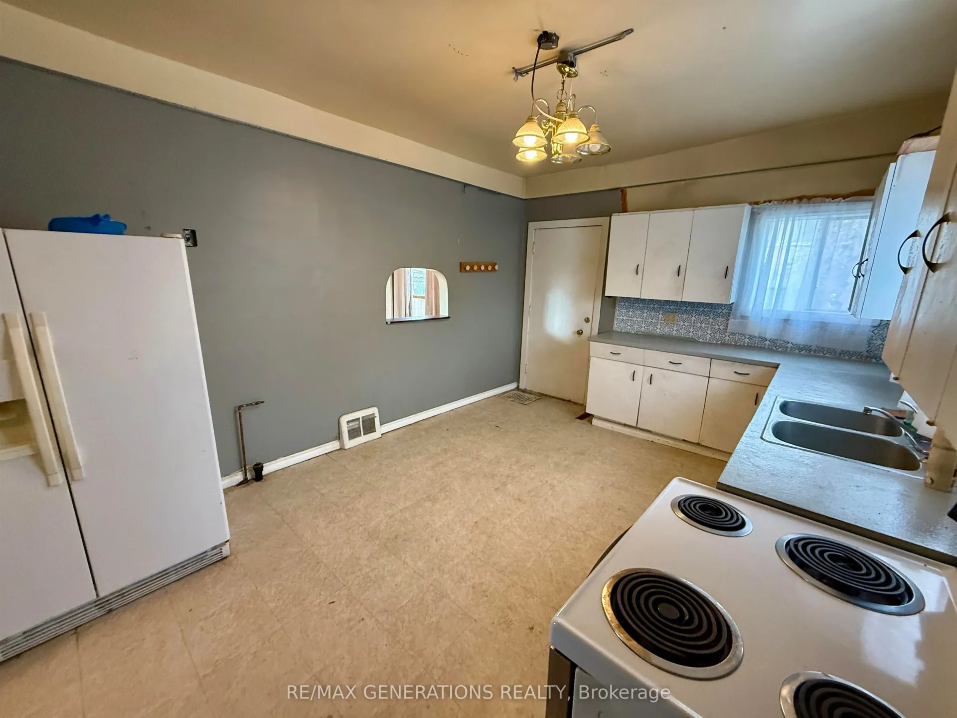 Photo 4 of 135 Norah Street N, Thunder Bay, McKeller Park — HOMEH