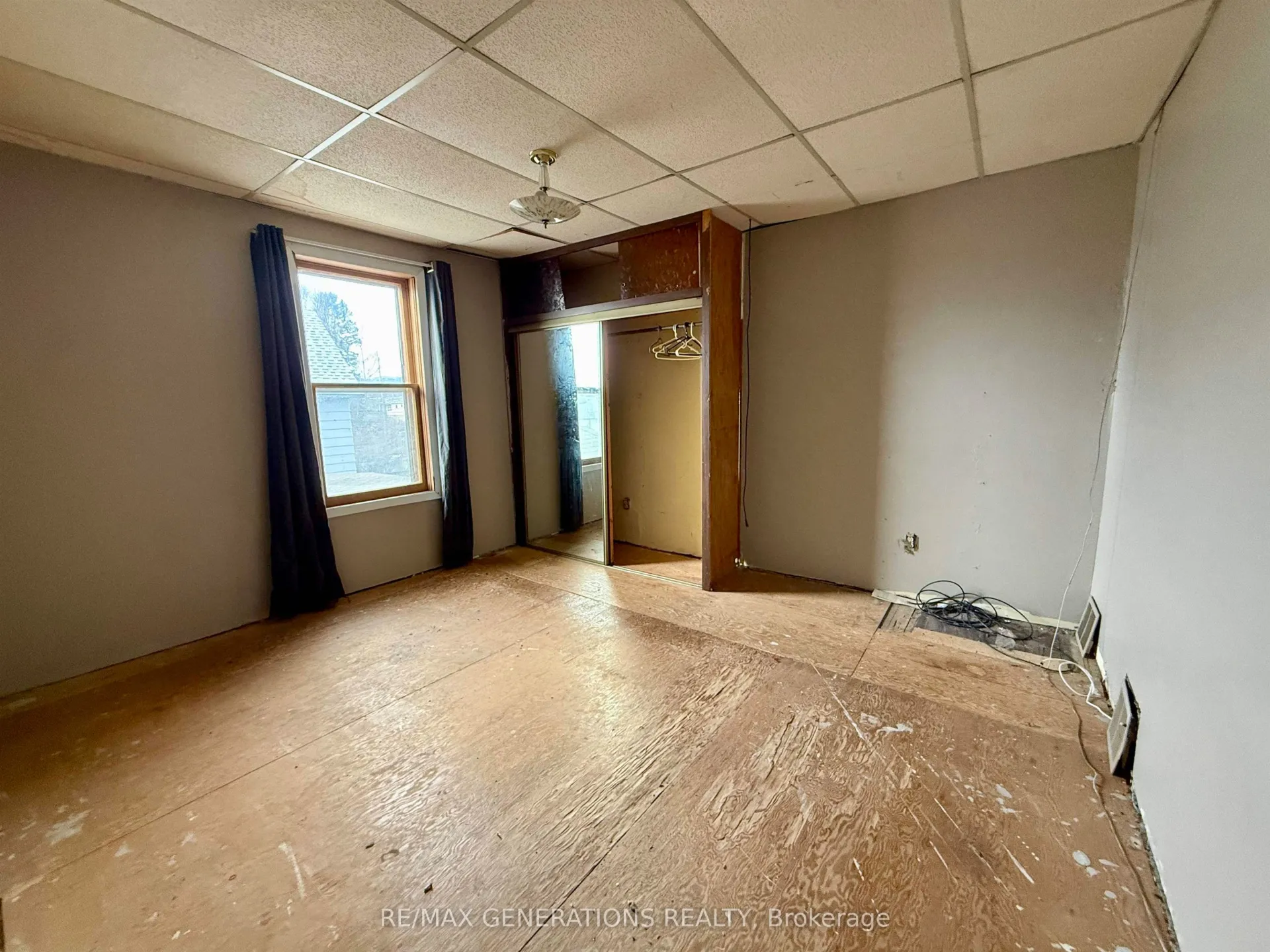 Photo 5 of 135 Norah Street N, Thunder Bay, McKeller Park — HOMEH