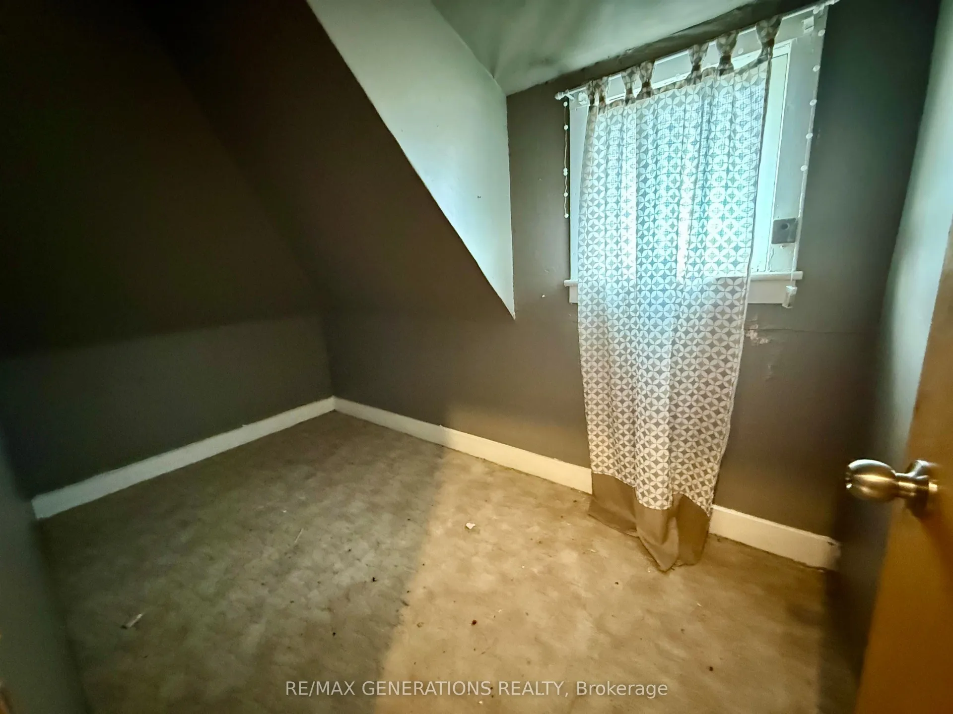 Photo 7 of 135 Norah Street N, Thunder Bay, McKeller Park — HOMEH