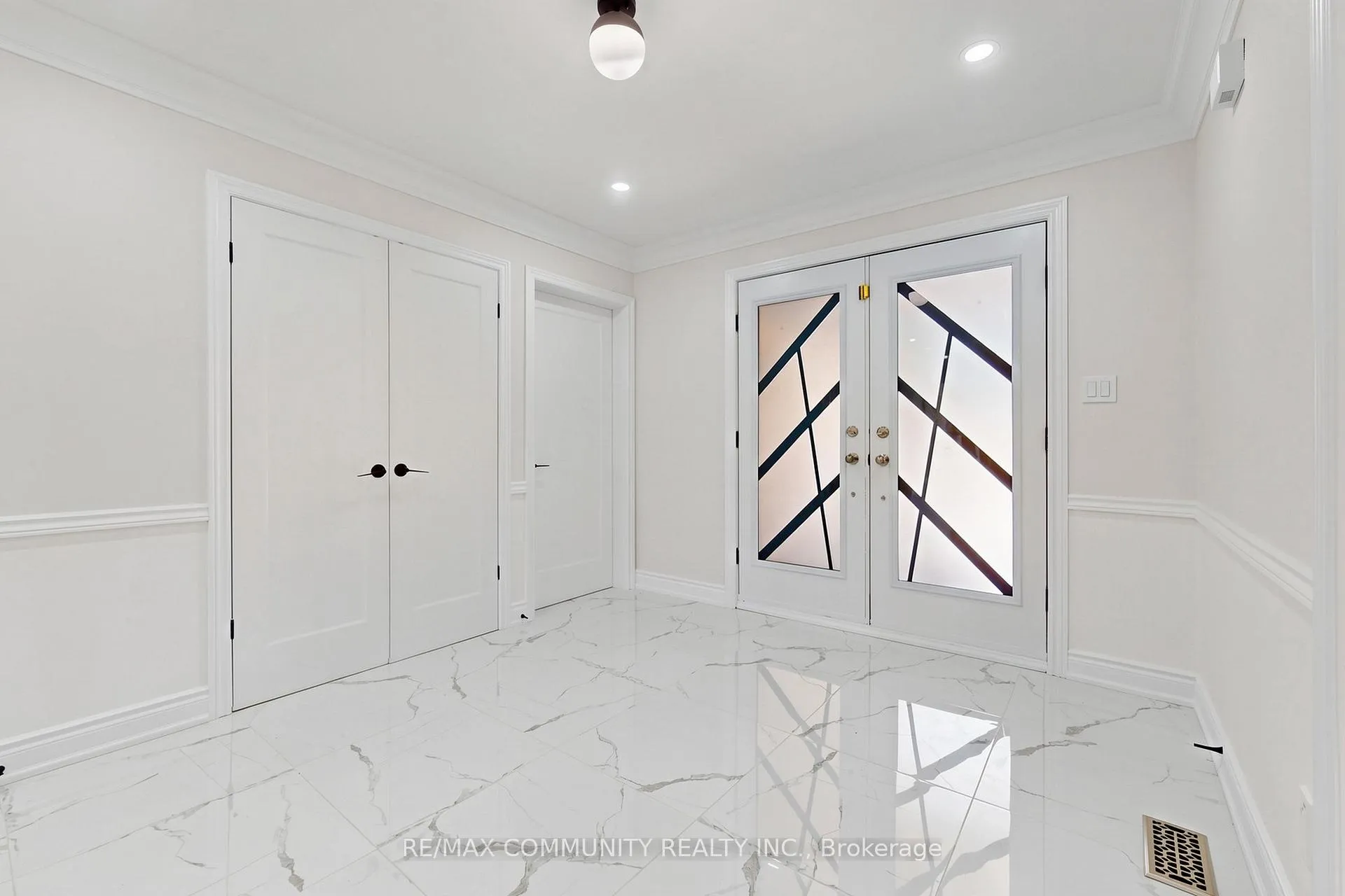 Photo 5 of 1002 Riverview Crescent, Pickering, Rougemount — HOMEH