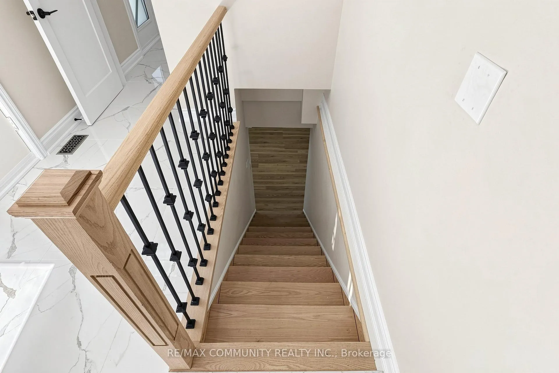 Photo 39 of 1002 Riverview Crescent, Pickering, Rougemount — HOMEH