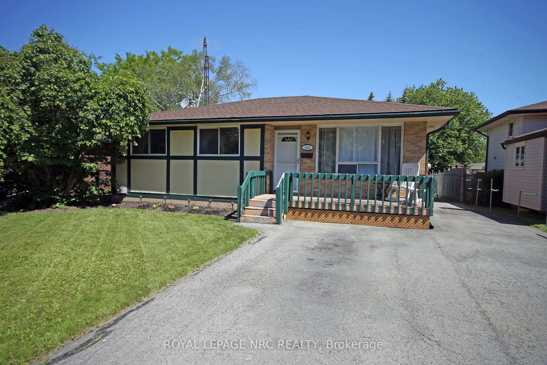 Photo 2 of 8025 Thorton Street, Niagara Falls, Ascot — HOMEH
