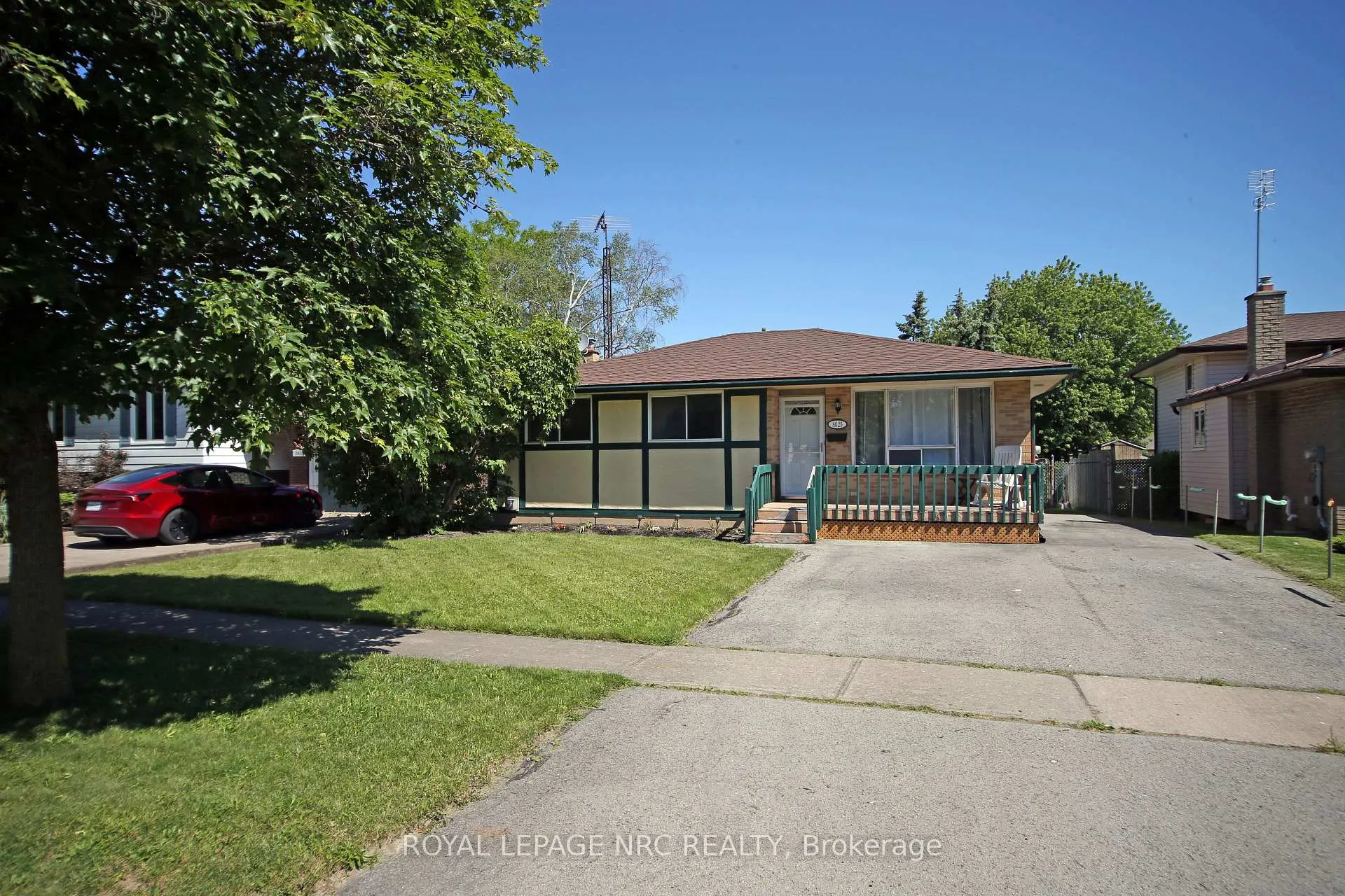 Photo 3 of 8025 Thorton Street, Niagara Falls, Ascot — HOMEH