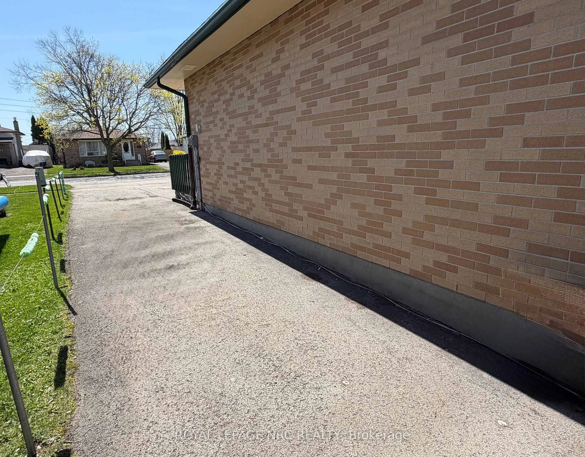 Photo 4 of 8025 Thorton Street, Niagara Falls, Ascot — HOMEH