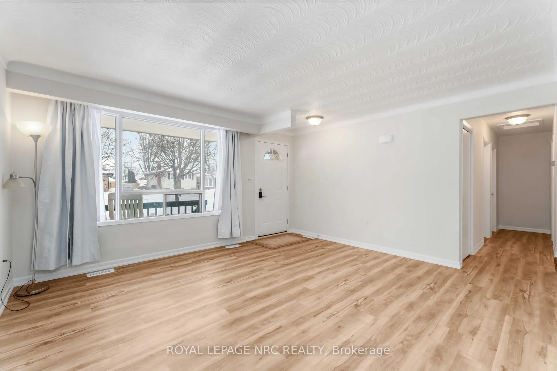 Photo 11 of 8025 Thorton Street, Niagara Falls, Ascot — HOMEH