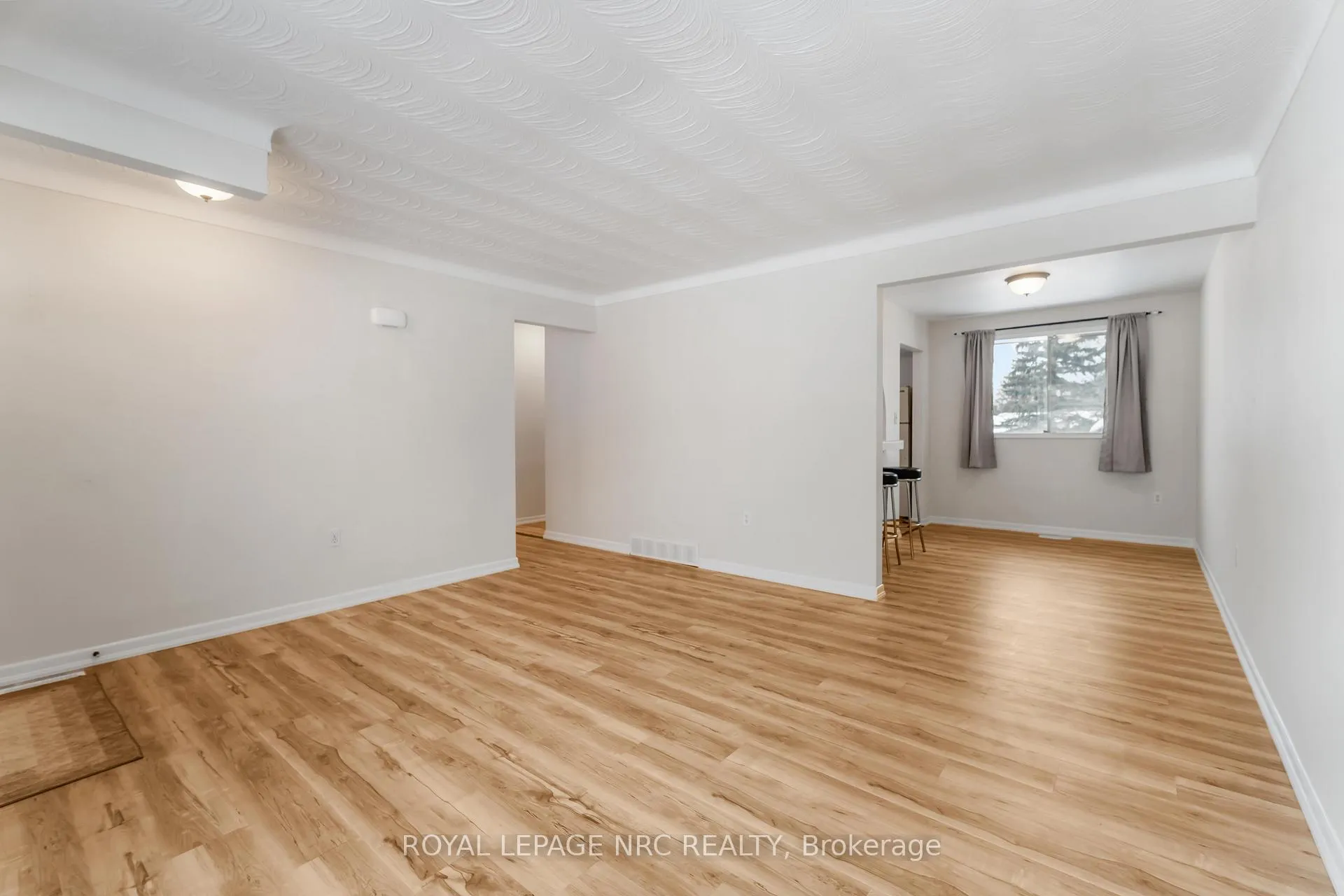 Photo 12 of 8025 Thorton Street, Niagara Falls, Ascot — HOMEH
