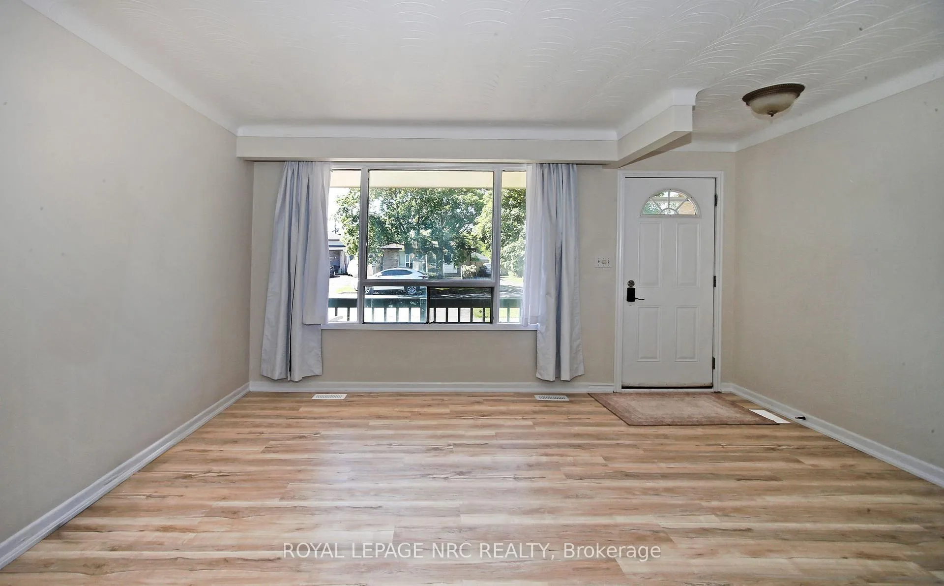Photo 13 of 8025 Thorton Street, Niagara Falls, Ascot — HOMEH