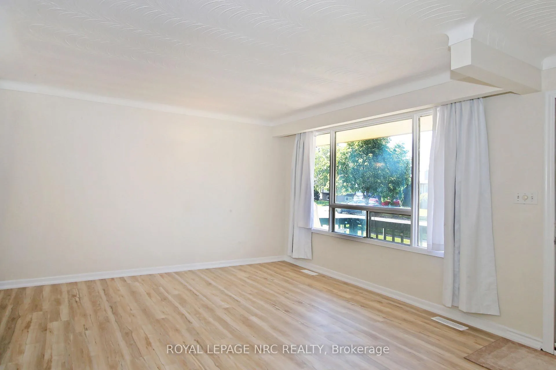 Photo 14 of 8025 Thorton Street, Niagara Falls, Ascot — HOMEH