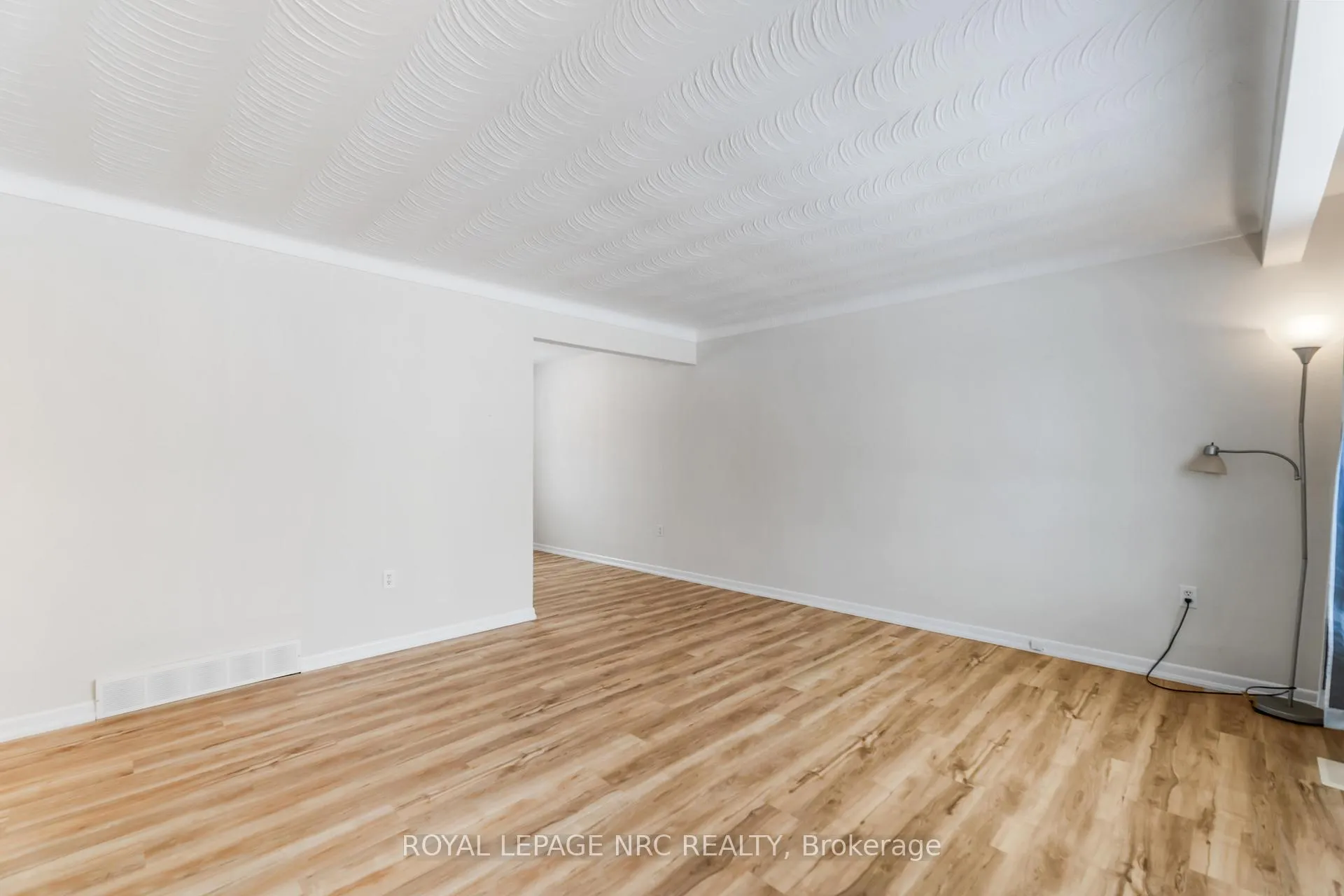 Photo 15 of 8025 Thorton Street, Niagara Falls, Ascot — HOMEH