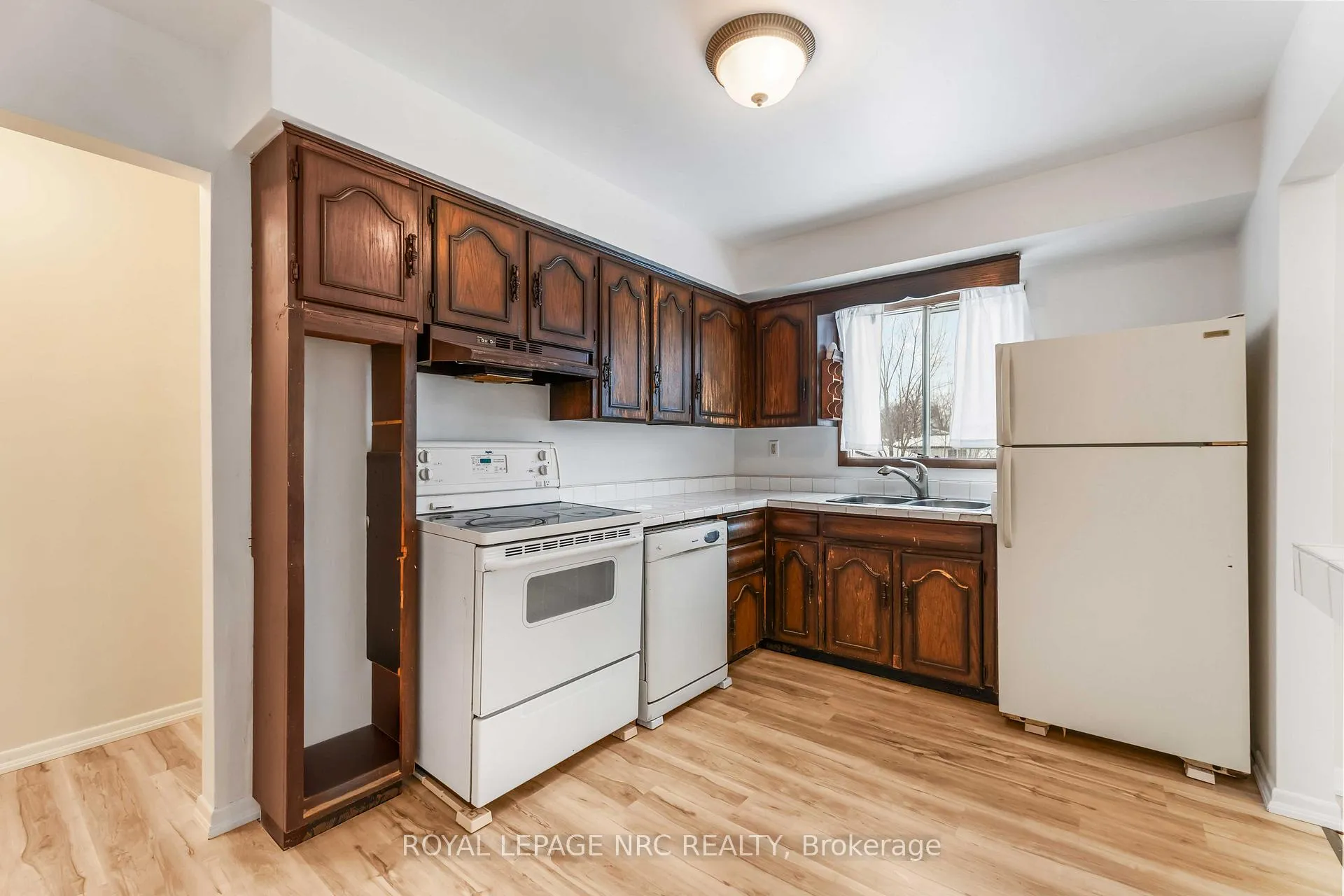 Photo 18 of 8025 Thorton Street, Niagara Falls, Ascot — HOMEH